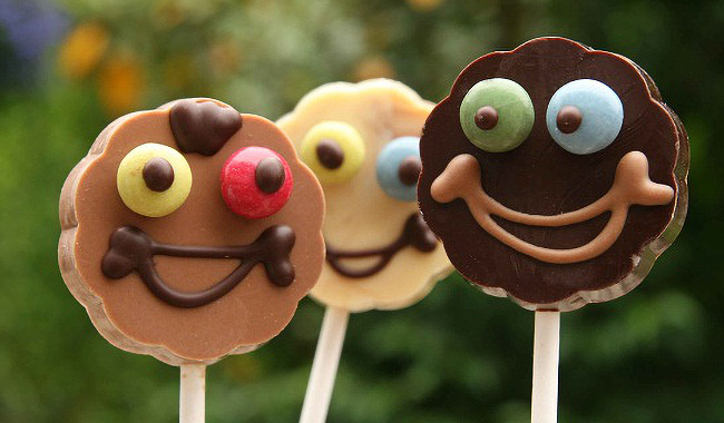 Schokoladenlutscher mit Smiley Gesicht in drei Sorten | Schlaefkes ...